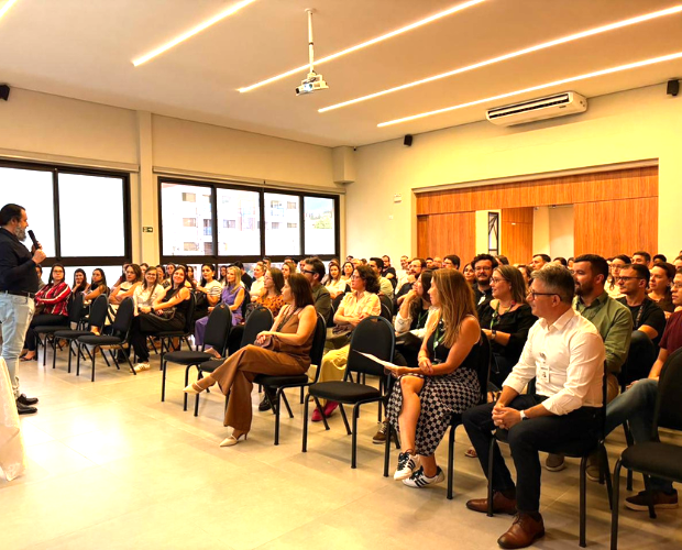 Autoridades acad�micas e professores participam de atividade de integra��o da Univ�s